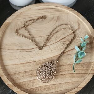 Elegant Gold Filigree Pendant Necklace